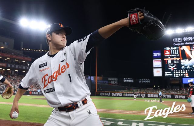 한화 이글스 문동주는 5일 대전 한화생명 볼파크에서 열린 2025 신한 SOL Bank KBO리그 KT 위즈와의 홈경기에서 선발투수로 등판, 직구 최고 시속 160.7km를 기록하는 등 7이닝 2피안타 1볼넷 10탈삼진 무실점으로 완벽투를 펼쳤다. 한화 이글스