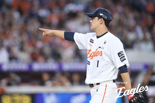 한화 이글스 문동주는 5일 대전 한화생명 볼파크에서 열린 2025 신한 SOL Bank KBO리그 KT 위즈와의 홈경기에서 선발투수로 등판, 직구 최고 시속 160.7km를 기록하는 등 7이닝 2피안타 1볼넷 10탈삼진 무실점으로 완벽투를 펼쳤다. 한화 이글스