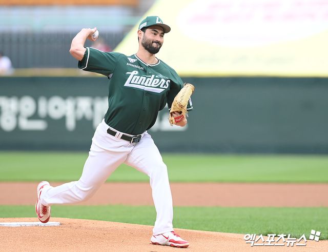 SSG 랜더스 선발투수 미치 화이트가 올해 정규시즌 경기에 등판해 투구하고 있다. 엑스포츠뉴스 DB