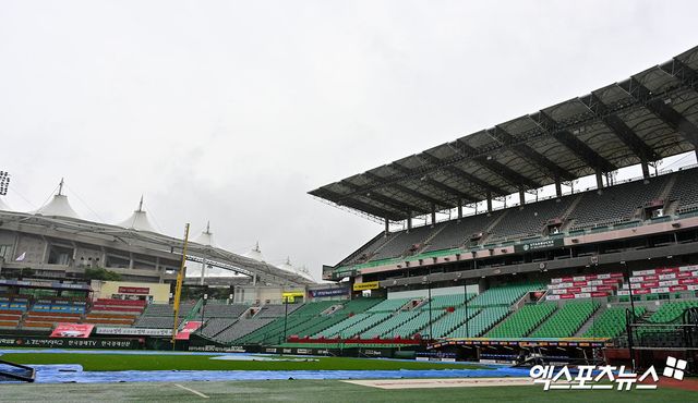 6일 SSG 랜더스와 삼성 라이온즈의 KBO리그 정규시즌 맞대결이 예고된 인천 SSG랜더스필드에 비가 내리고 있다. 인천, 김한준 기자