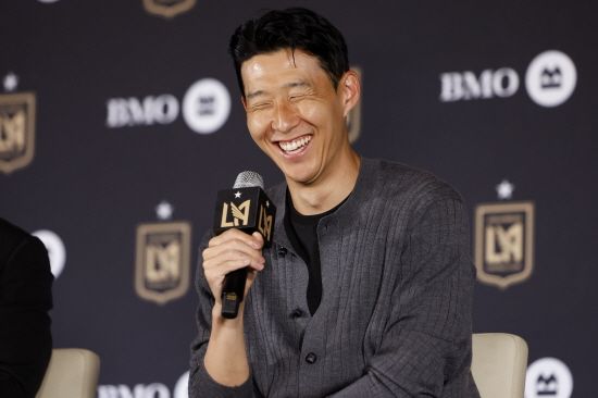 손흥민이 7일 미국 캘리포니아주 LA의 BMO 경기장에서 열린 메이저리그사커(MLS) LAFC 입단 기자회견에서 웃고 있다. 잉글리시 프리미어리그 토트넘 홋스퍼에서 10년간 활약한 손흥민은 LAFC와 2+2년 계약을 체결하면서 새출발을 알렸다. 연합뉴스