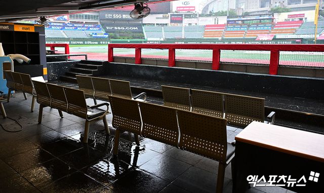 6일 SSG 랜더스와 삼성 라이온즈의 KBO리그 정규시즌 맞대결이 예고된 인천 SSG랜더스필드에 비가 내리고 있다. 인천, 김한준 기자