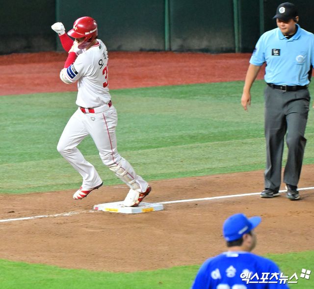 SSG 랜더스 오태곤이 6일 인천 삼성 라이온즈전에서 홈런을 친 뒤 베이스를 돌고 있다. 인천, 김한준 기자