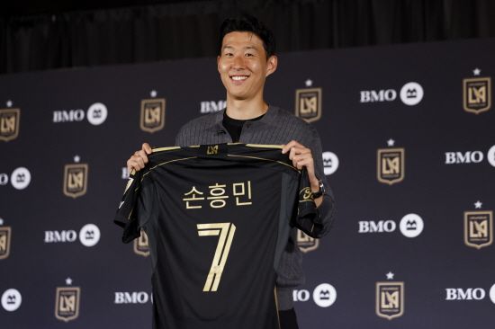 손흥민이 7일 미국 캘리포니아주 LA의 BMO 경기장에서 열린 메이저리그사커(MLS) LAFC 입단식에서 등번호 7번과 한글로 '손흥민' 새겨진 유니폼을 들어올리며 새 팀에 합류했음을 알렸다. 잉글리시 프리미어리그 토트넘 홋스퍼에서 10년간 활약한 손흥민은 LAFC와 2+2년 계약을 체결하면서 새출발을 알렸다. 연합뉴스