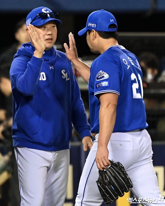 왼쪽부터 삼성 라이온즈 박진만 감독, 투수 오승환. 경기에서 승리한 뒤 하이파이브하고 있다. 엑스포츠뉴스 DB