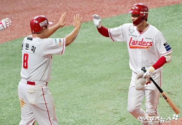 오른쪽에 위치한 SSG 랜더스 오태곤이 6일 인천 삼성 라이온즈전에서 홈런을 친 뒤 동료와 하이파이브하고 있다. 인천, 김한준 기자