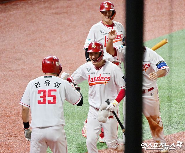 가운데에 위치한 SSG 랜더스 오태곤이 6일 인천 삼성 라이온즈전에서 홈런을 친 뒤 축하 받고 있다. 인천, 김한준 기자
