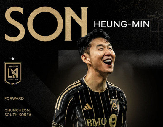 손흥민이 7일 미국 캘리포니아주 LA의 BMO 경기장에서 열린 메이저리그사커(MLS) LAFC 입단식에서 등번호 7번과 한글로 '손흥민' 새겨진 유니폼을 들어올리며 새 팀에 합류했음을 알렸다. 잉글리시 프리미어리그 토트넘 홋스퍼에서 10년간 활약한 손흥민은 LAFC와 2+2년 계약을 체결하면서 새출발을 알렸다. LAFC
