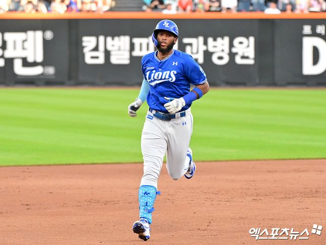 삼성 라이온즈 르윈 디아즈가 올해 정규시즌 경기에 출전해 홈런을 친 뒤 베이스를 돌고 있다. 엑스포츠뉴스 DB