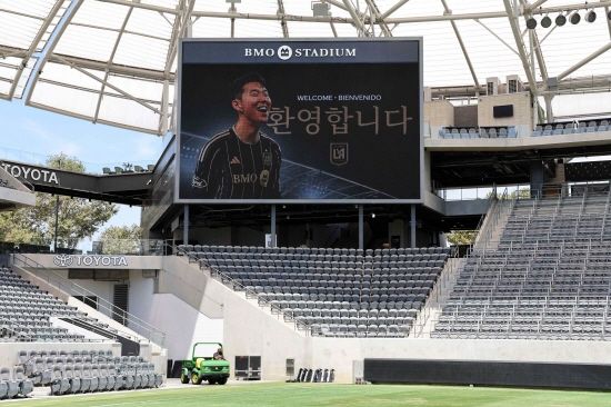 손흥민이 7일 미국 캘리포니아주 LA의 BMO 경기장에서 열린 메이저리그사커(MLS) LAFC 입단식에서 참석해 새 팀에 합류했음을 알린 가운데 BMO 스타디움 전광판에 한글로 '환영합니다' 문구가 새겨진 인사가 게시됐다. 잉글리시 프리미어리그 토트넘 홋스퍼에서 10년간 활약한 손흥민은 LAFC와 2+2년 계약을 체결하면서 새출발을 알렸다. 연합뉴스