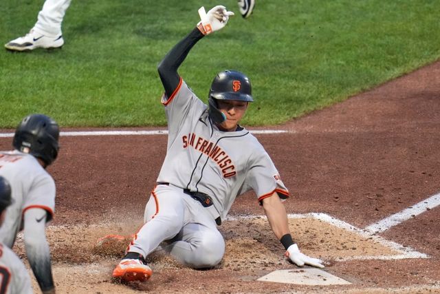 샌프란시스코 자이언츠 외야수 이정후가 6일 미국 펜실베이니아주 피츠버그의 PNC파크에서 열린 2025 미국 메이저리그(MLB) 피츠버그 파이리츠와의 원정경기에 7번타자 겸 중견수로 선발 출전해 4타수 1안타 1득점을 기록했다. 2일 뉴욕 메츠전부터 5경기 연속으로 장타를 생산하며 상승세를 이어갔다. AP 연합뉴스