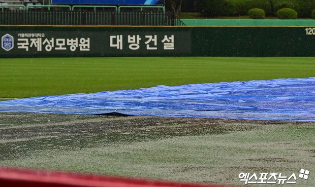 6일 SSG 랜더스와 삼성 라이온즈의 KBO리그 정규시즌 맞대결이 예고된 인천 SSG랜더스필드에 비가 내리고 있다. 인천, 김한준 기자