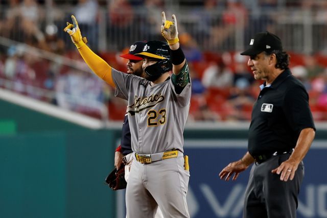 애슬레틱스 포수 시어 랭겔리어스가 6일 미국 워싱턴DC의 내셔널스파크에서 열린 2025 미국 메이저리그(MLB) 워싱턴 내셔널스와의 원정경기에 1번타자 겸 포수로 선발 출전해 6타수 5안타(3홈런) 3타점 4득점을 기록했다. 1번타자 겸 포수로 선발 출전한 선수가 한 경기에 홈런 3개를 친 건 2019년 7월 트래비스 다노 이후 이번이 두 번째다. AP 연합뉴스