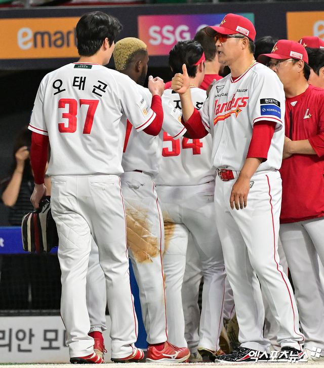 왼쪽부터 SSG 랜더스 오태곤, 이숭용 감독. 6일 인천 삼성 라이온즈전에서 승리한 뒤 하이파이브하고 있다. 인천, 김한준 기자
