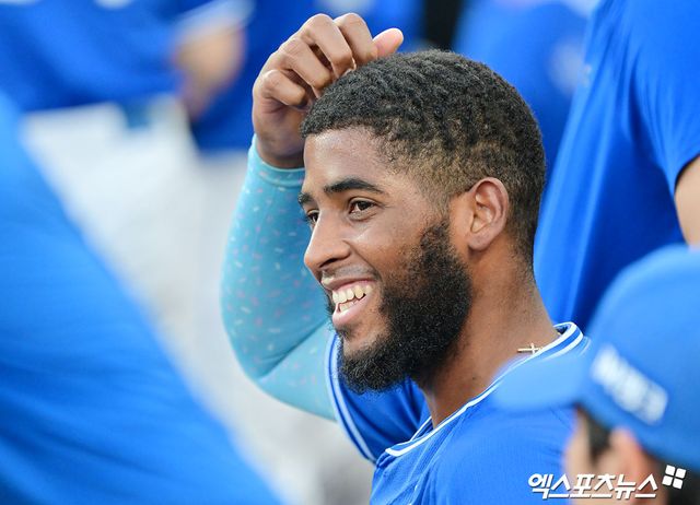 삼성 라이온즈 르윈 디아즈가 올해 정규시즌 경기 중 더그아웃에서 미소 짓고 있다. 엑스포츠뉴스 DB