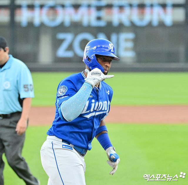 삼성 라이온즈 르윈 디아즈가 올해 정규시즌 경기에 출전해 홈런을 친 뒤 세리머니하고 있다. 엑스포츠뉴스 DB