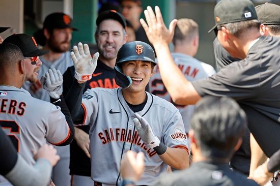 샌프란시스코 자이언츠 외야수 이정후가 7일 피츠버그전에서 9회초 2루타와 결승 득점으로 팀 승리에 큰 힘을 보탰다. 이정후는 최근 6경기 연속 장타로 타격감을 확실히 끌어 올리고 있다. 이정후는 2루타 부문 내셔널리그 공동 6위에 올랐다. 연합뉴스