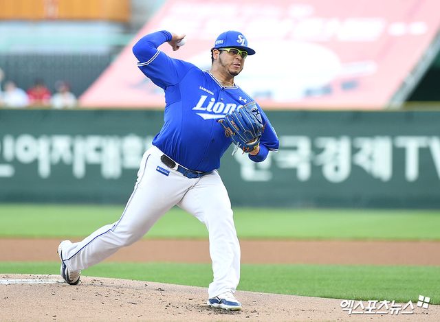 7일 오후 인천SSG랜더스필드에서 열린 '2025 신한 SOL Bank KBO리그' 삼성 라이온즈와 SSG 랜더스의 경기, 1회말 삼성 선발투수 후라도가 공을 힘차게 던지고 있다. 인천, 고아라 기자