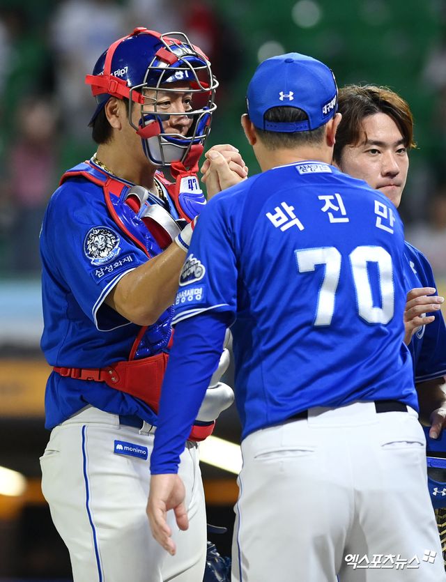 7일 오후 인천SSG랜더스필드에서 열린 '2025 신한 SOL Bank KBO리그' 삼성 라이온즈와 SSG 랜더스의 경기, 삼성이 선발 후라도의 호투에 힘입어 SSG를 상대로 6:1 승리를 거뒀다. 이날 승리로 삼성은 주중 3연전 2승1패 위닝시리즈로 마무리했다. 이날 경기를 승리로 마친 삼성 강민호, 박진만 감독이 기뻐하고 있다. 인천, 고아라 기자