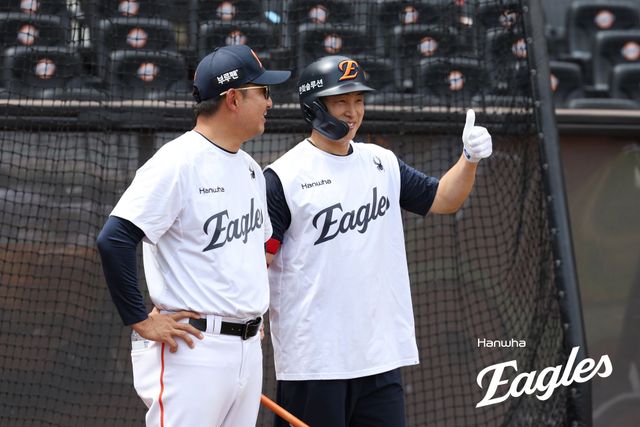 KBO리그 통산 최다안타 기록을 갖고 있는 한화 이글스 손아섭(오른쪽)이 7일 대전 한화생명 볼파크에서 열린 라이브 배팅 도중 왼손 엄지를 치켜세우고 있다. 7일 1군 등록한 손아섭은 오는 8~10일 잠실야구장에서 열리는 LG 트윈스와의 원정 경기 선발 출격을 노리고 있다. 한화 이글스
