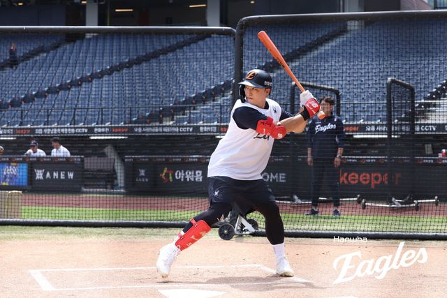 KBO리그 통산 최다안타 기록을 갖고 있는 한화 이글스 손아섭이 7일 대전 한화생명 볼파크에서 열린 라이브 배팅에서 타구를 노려보고 있다. 손아섭은 7일 같은 구장에서 열리는 KT 위즈와의 홈 경기에 앞서 1군 등록했다. 한화 이글스