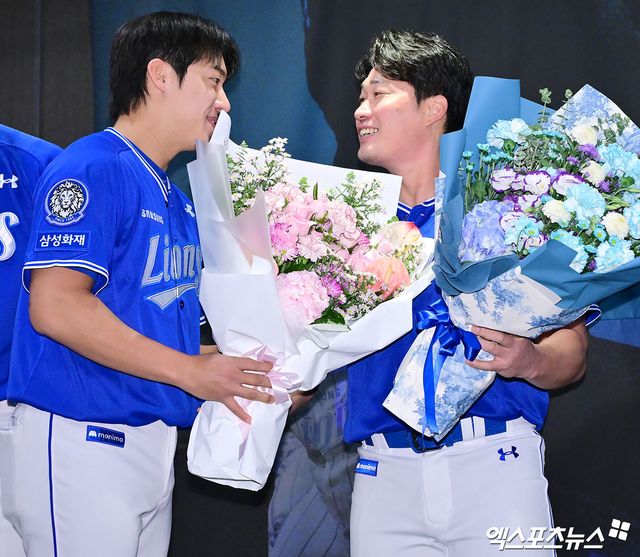 7일 오후 인천 오라카이 송도파크 호텔에서 삼성 오승환 은퇴 기자회견이 진행됐다. 삼성 오승환이 원태인에게 꽃다발을 받고 있다. 인천, 김한준 기자