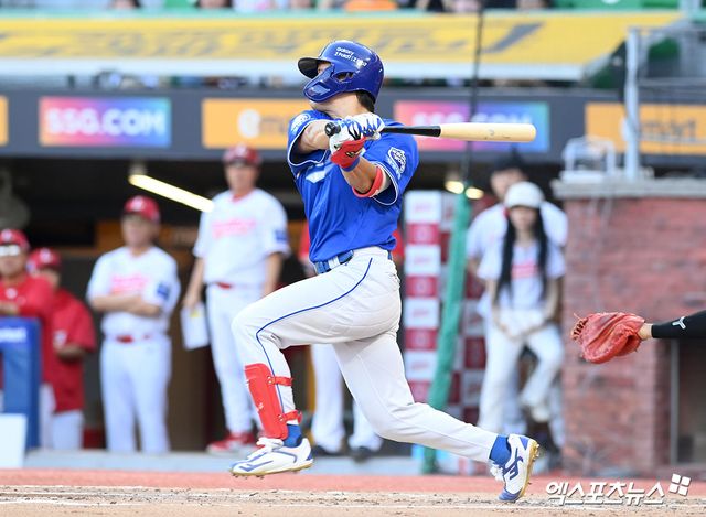 7일 오후 인천SSG랜더스필드에서 열린 '2025 신한 SOL Bank KBO리그' 삼성 라이온즈와 SSG 랜더스의 경기, 2회초 2사 2,3루 삼성 박승규가 안타를 날리고 있다. 인천, 고아라 기자
