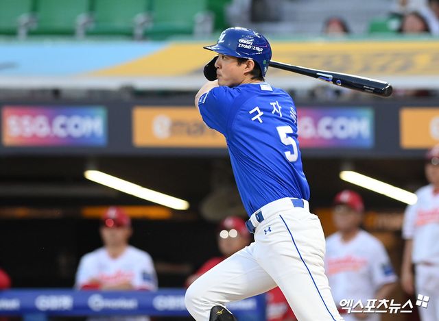 7일 오후 인천SSG랜더스필드에서 열린 '2025 신한 SOL Bank KBO리그' 삼성 라이온즈와 SSG 랜더스의 경기, 4회초 2사 만루 삼성 구자욱이 안타를 날리고 있다. 인천, 고아라 기자