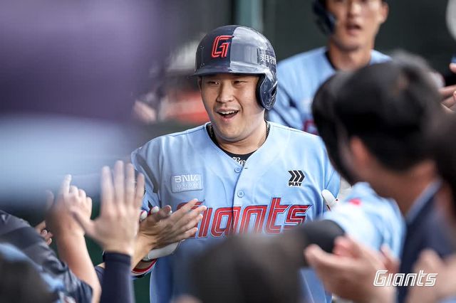 롯데 자이언츠 포수 유강남이 지난 6일 부산 사직야구장에서 열린 2025 신한 SOL Bank KBO리그 KIA 타이거즈와의 팀 간 14차전에 7번타자 겸 포수로 선발출전, 팀 승리에 힘을 보탰다. 사진 롯데 자이언츠