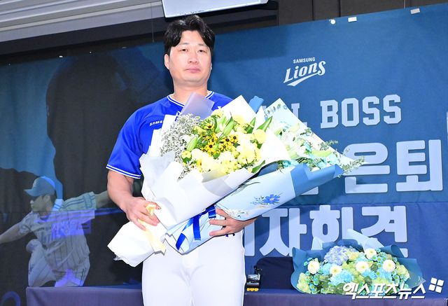 7일 오후 인천 오라카이 송도파크 호텔에서 삼성 오승환 은퇴 기자회견이 진행됐다. 삼성 오승환이 기념촬영을 갖고 있다. 인천, 김한준 기자 