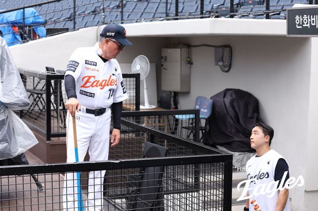 KBO리그 통산 최다안타 기록을 갖고 있는 한화 이글스 손아섭이 7일 대전 한화생명 볼파크에서 열린 라이브 배팅에 앞서 김경문 한화 감독과 대화하고 있다. 7일 1군 등록한 손아섭은 오는 8일부터 10일까지 잠실야구장에서 열리는 LG 트윈스와의 원정 경기 선발 출격을 노리고 있다. 한화 이글스
