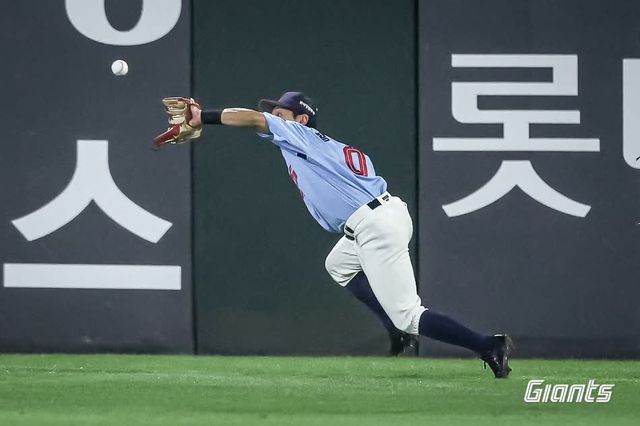 롯데 자이언츠 외야수 황성빈이 지난 6일 부산 사직야구장에서 열린 2025 신한 SOL Bank KBO리그 KIA 타이거즈와의 팀 간 14차전에서 호수비로 팀 승리에 힘을 보탰다. 사진 롯데 자이언츠
