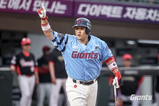 롯데 자이언츠 포수 유강남이 지난 6일 부산 사직야구장에서 열린 2025 신한 SOL Bank KBO리그 KIA 타이거즈와의 팀 간 14차전에 7번타자 겸 포수로 선발출전, 팀 승리에 힘을 보탰다. 사진 롯데 자이언츠