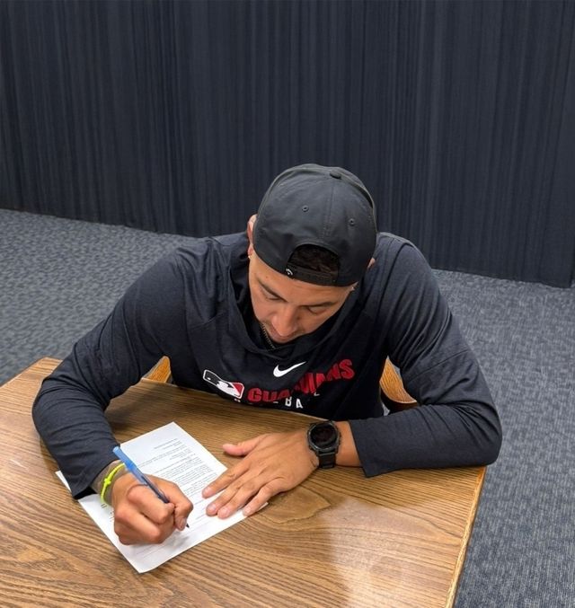 롯데 자이언츠가 7일 새 외국인 투수 빈스 벨라스케즈 영입을 공식 발표했다. 사진 롯데 자이언츠