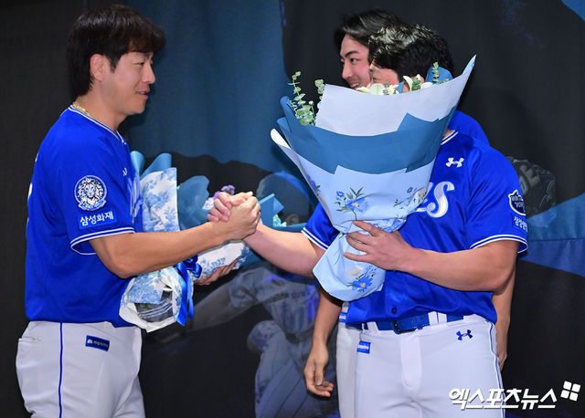 7일 오후 인천 오라카이 송도파크 호텔에서 삼성 오승환 은퇴 기자회견이 진행됐다. 삼성 오승환이 강민호에게 꽃다발을 받고 있다. 인천, 김한준 기자
