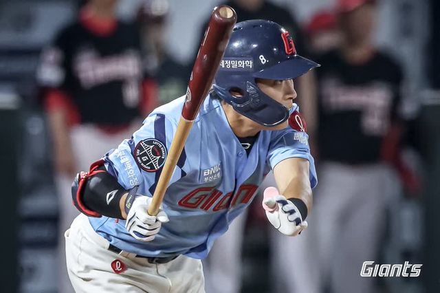 롯데 자이언츠 외야수 황성빈이 지난 6일 부산 사직야구장에서 열린 2025 신한 SOL Bank KBO리그 KIA 타이거즈와의 팀 간 14차전에서 호수비로 팀 승리에 힘을 보탰다. 사진 롯데 자이언츠