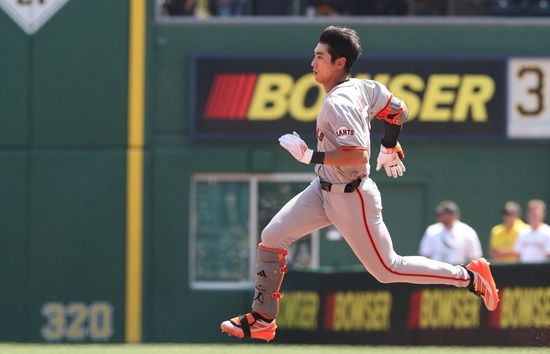 샌프란시스코 자이언츠 외야수 이정후가 7일 피츠버그전에서 9회초 2루타와 결승 득점으로 팀 승리에 큰 힘을 보탰다. 이정후는 최근 6경기 연속 장타로 타격감을 확실히 끌어 올리고 있다. 이정후는 2루타 부문 내셔널리그 공동 6위에 올랐다. 연합뉴스