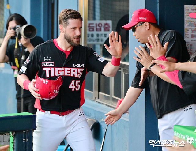 KIA 타이거즈 외국인 타자 패트릭 위즈덤이 7일 부산 사직야구장에서 열린 2025 신한 SOL Bank KBO리그 롯데 자이언츠와의 팀 간 15차전에 7번타자 겸 1루수로 선발출전, 시즌 23호 홈런을 기록했다. 사진 엑스포츠뉴스 DB