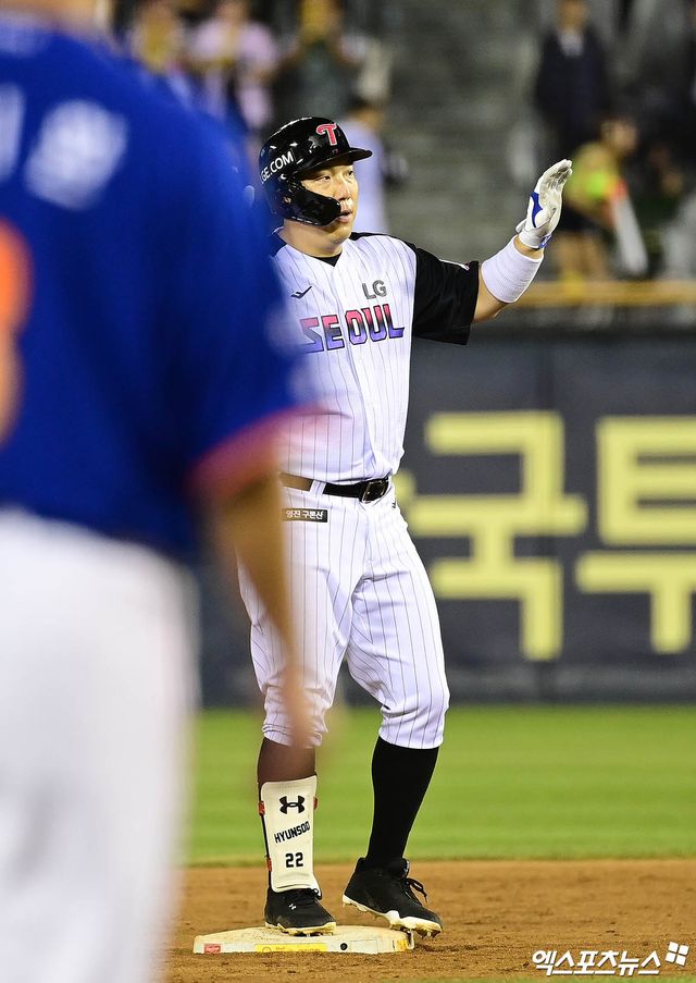  8일 오후 서울 송파구 잠실야구장에서 열린 '2025 신한 SOL Bank KBO리그' 한화 이글스와 LG 트윈스의 경기, 10회말 1사 LG 김현수가 안타를 때려내고 있다. 이는 KBO 역대 4번째 2,500안타. 엑스포츠뉴스 잠실, 박지영 기자