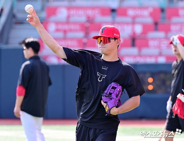 KIA 타이거즈 내야수 김도영이 병원 검진에서 햄스트링 근육 손상 소견을 받았다. KIA 구단은 8일 '김도영이 오늘 창원 소재 청아병원에서 MRI 검진(선한병원 등 크로스 체크)을 받았다. 검진 결과 좌측 햄스트링 근육 손상 소견을 받았다'고 밝혔다. 이어 '현재 부종이 있어 2~3주 뒤 재검진을 통해 정확한 부상 정도를 확인할 수 있다는 소견이 나왔다'고 덧붙였다. 엑스포츠뉴스DB