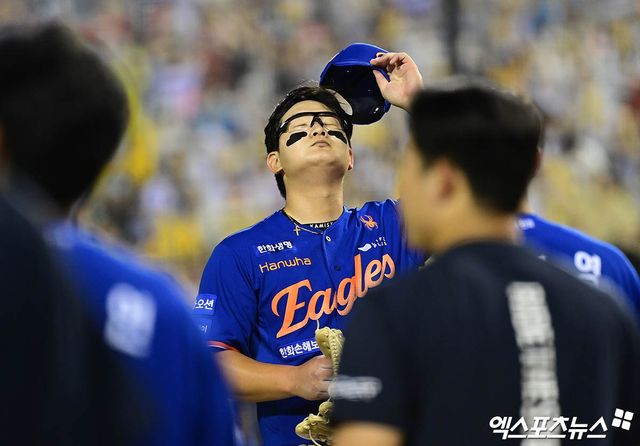 8일 오후 서울 송파구 잠실야구장에서 열린 '2025 신한 SOL Bank KBO리그' 한화 이글스와 LG 트윈스의 경기, LG가 연장 10회말 1사 만루에서 터진 천성호의 끝내기 안타에 힘입어 승리하며 1위를 수성했다. 한화 김서현이 끝내기 패배에 아쉬워하고 있다. 엑스포츠뉴스 잠실, 박지영 기자