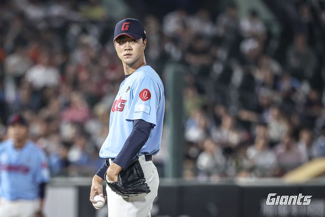 8일 오후 부산 사직야구장에서 열린 '2025 신한 SOL Bank KBO리그' SSG 랜더스와 롯데 자이언츠의 경기, SSG가 투수들의 호투에 힘입어 1:0으로 승리했다. 롯데 나균안, 정철원에 이어 마운드에 오른 윤성빈은 1이닝 무피안타 무사사구 2탈삼진 무실점을 기록했다. 롯데 자이언츠