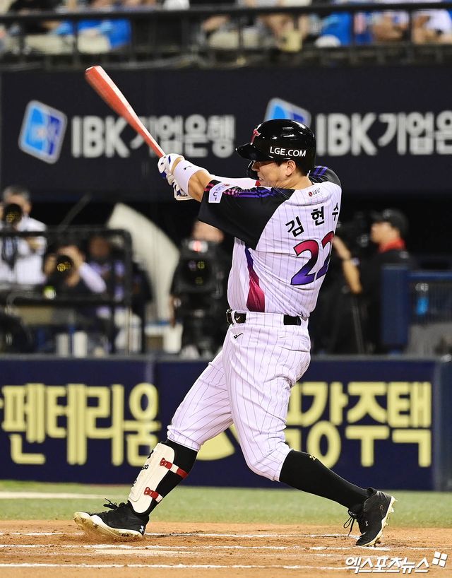 8일 오후 서울 송파구 잠실야구장에서 열린 '2025 신한 SOL Bank KBO리그' 한화 이글스와 LG 트윈스의 경기, 6회말 1사 LG 김현수가 안타를 때려내고 있다. 엑스포츠뉴스 잠실, 박지영 기자