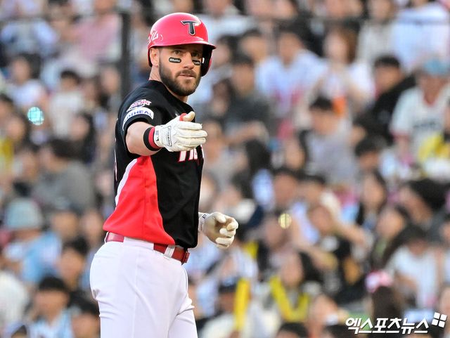 KIA 타이거즈 외국인 타자 패트릭 위즈덤이 지난 7일 부산 사직야구장에서 열린 2025 신한 SOL Bank KBO리그 롯데 자이언츠와의 팀 간 15차전에서 시즌 23호 홈런을 기록했다. 사진 엑스포츠뉴스 DB