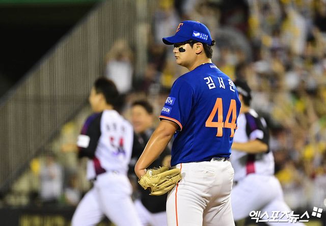 8일 오후 서울 송파구 잠실야구장에서 열린 '2025 신한 SOL Bank KBO리그' 한화 이글스와 LG 트윈스의 경기, LG가 연장 10회말 1사 만루에서 터진 천성호의 끝내기 안타에 힘입어 승리하며 1위를 수성했다. 한화 김서현이 끝내기 패배에 아쉬워하고 있다. 엑스포츠뉴스 잠실, 박지영 기자