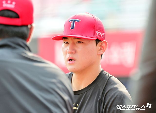 KIA 타이거즈 내야수 김도영이 병원 검진에서 햄스트링 근육 손상 소견을 받았다. KIA 구단은 8일 '김도영이 오늘 창원 소재 청아병원에서 MRI 검진(선한병원 등 크로스 체크)을 받았다. 검진 결과 좌측 햄스트링 근육 손상 소견을 받았다'고 밝혔다. 이어 '현재 부종이 있어 2~3주 뒤 재검진을 통해 정확한 부상 정도를 확인할 수 있다는 소견이 나왔다'고 덧붙였다. 엑스포츠뉴스DB