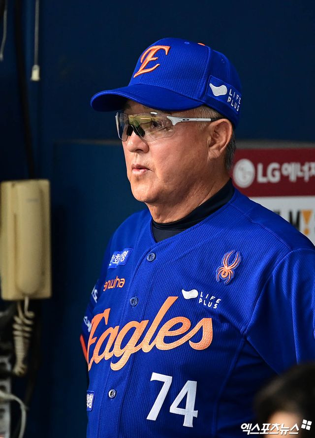 8일 오후 서울 송파구 잠실야구장에서 열린 '2025 신한 SOL Bank KBO리그' 한화 이글스와 LG 트윈스의 경기, 한화 김경문 감독이 더그아웃서 경기를 지켜보고 있다. 엑스포츠뉴스 잠실, 박지영 기자