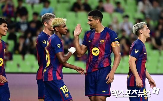 프랑스 풋볼이 지난 7일(한국시간) 공식 홈페이지를 통해 2024-2025시즌 발롱도르 남자 선수 후보 최종 30인을 공개했다.&nbsp; 2024년 8월 1일부터 2025년 7월 31일까지 성적을 바탕으로 30명의 후보를 뽑은 발롱도르는 현지시간 9월 22일 프랑스 파리의 샤텔레 극장에서 시상식을 개최한다. 엑스포츠뉴스DB