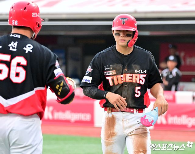 KIA 타이거즈 내야수 김도영이 병원 검진에서 햄스트링 근육 손상 소견을 받았다. KIA 구단은 8일 '김도영이 오늘 창원 소재 청아병원에서 MRI 검진(선한병원 등 크로스 체크)을 받았다. 검진 결과 좌측 햄스트링 근육 손상 소견을 받았다'고 밝혔다. 이어 '현재 부종이 있어 2~3주 뒤 재검진을 통해 정확한 부상 정도를 확인할 수 있다는 소견이 나왔다'고 덧붙였다. 엑스포츠뉴스DB