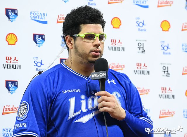 7일 오후 인천SSG랜더스필드에서 열린 '2025 신한 SOL Bank KBO리그' 삼성 라이온즈와 SSG 랜더스의 경기, 삼성이 선발 후라도의 호투에 힘입어 SSG를 상대로 6:1 승리를 거뒀다. 이날 승리로 삼성은 주중 3연전 2승1패 위닝시리즈로 마무리했다. 이날 승리투수가 된 삼성 후라도가 인터뷰를 하고 있다. 엑스포츠뉴스 DB